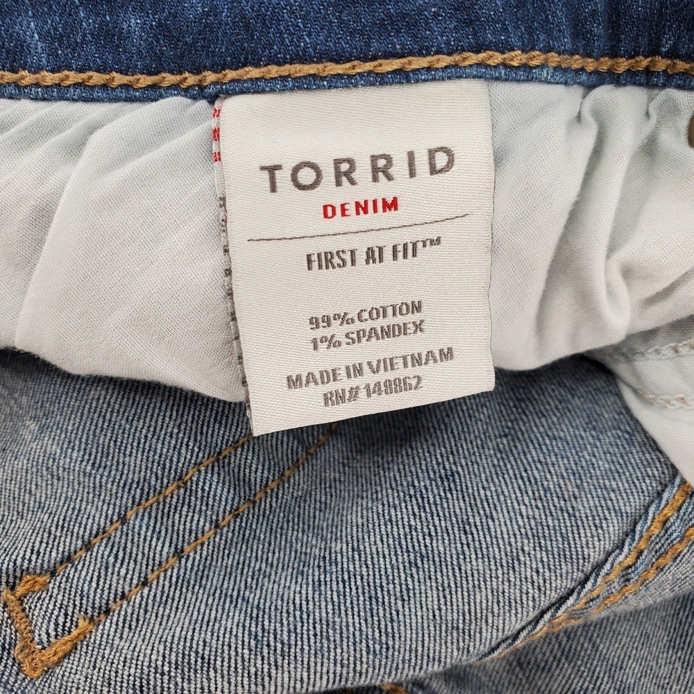 Torrid Womens 12 Mid-Rise Distressed Medium Wash Denim Jean Shorts Pre-Owned - Picture 9 of 10